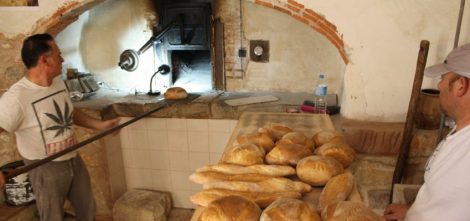 Cocció de pa als forn morú de Ca Pedro