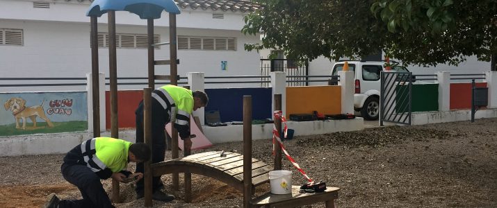 Operaris treballen en la renovació del parc infantil